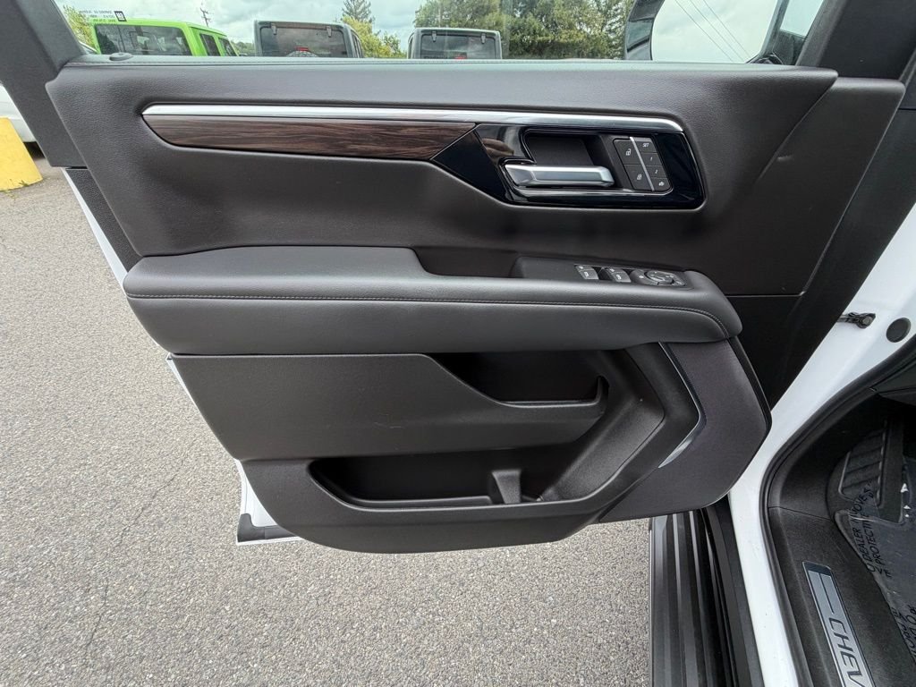 Used 2025 White Chevrolet LT image 11