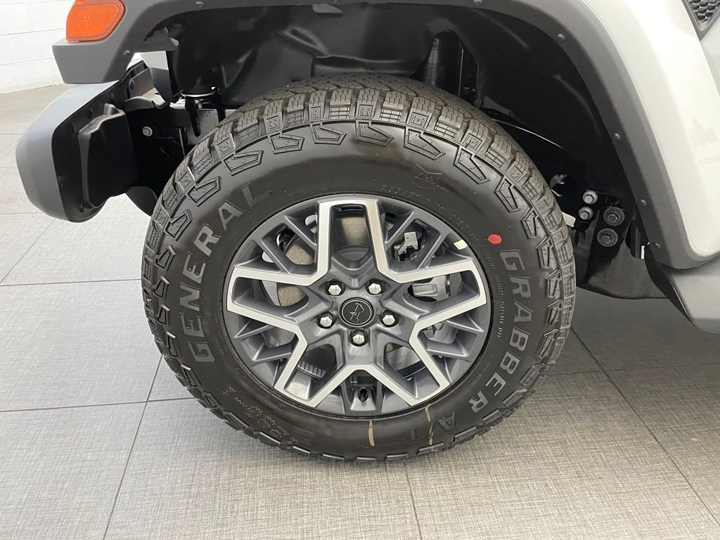 New 2026 Bright White Clear-Coat Exterior Paint Jeep Sahara image 8