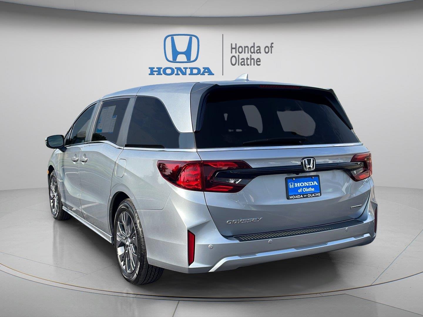 Certified Used 2026 Solar Silver Metallic Honda Touring image 5