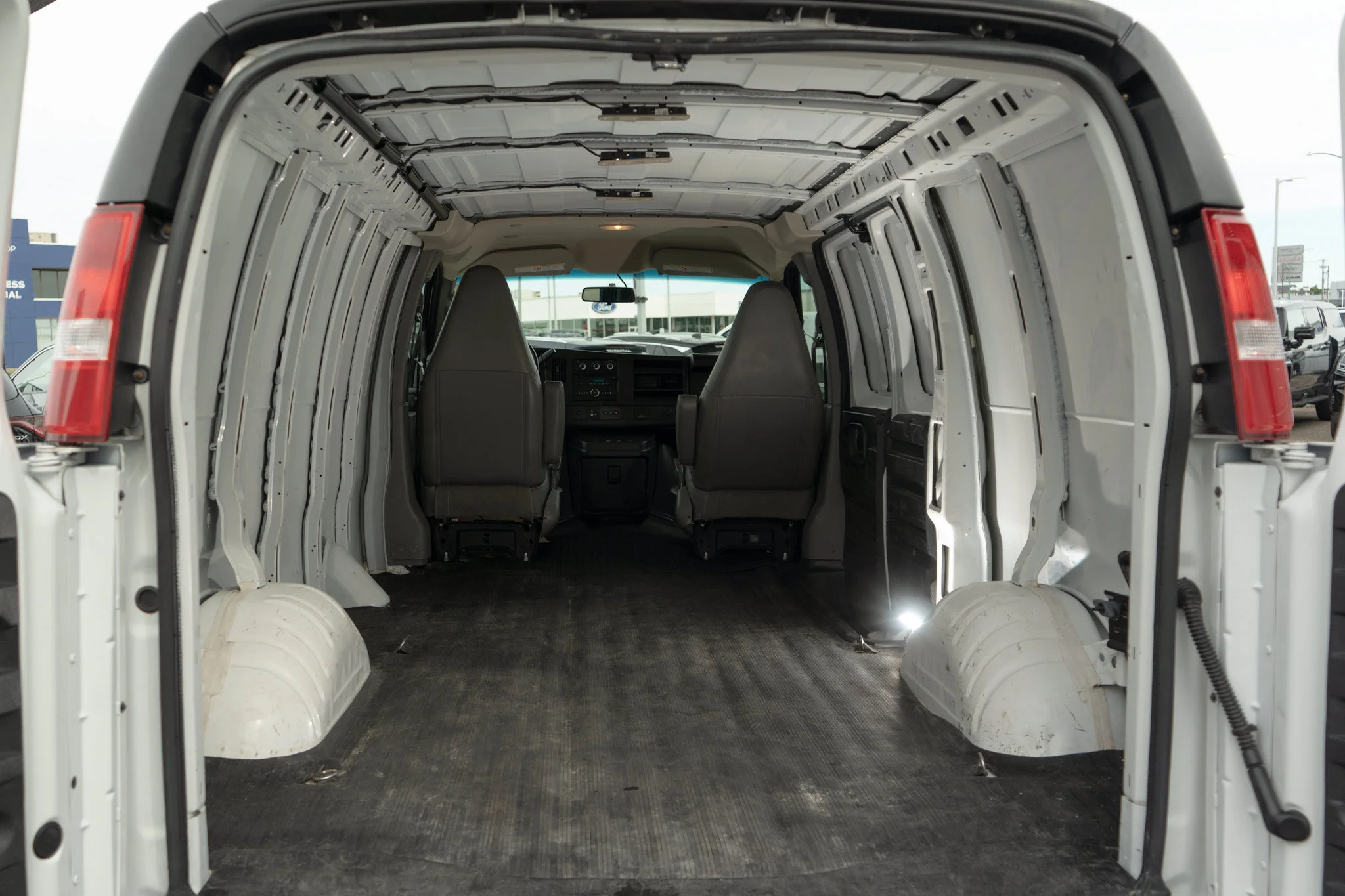 Certified Used 2023 Summit White GMC Cargo*135in WB | Summit White | Rubber Lined Flooring | Htd Mirrors | 239.4 cuft Capacity image 23
