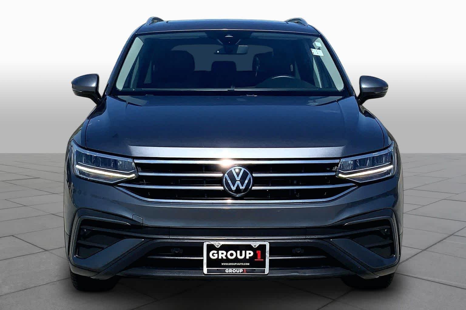 Used 2024 Platinum Gray Metallic Volkswagen SE image 4