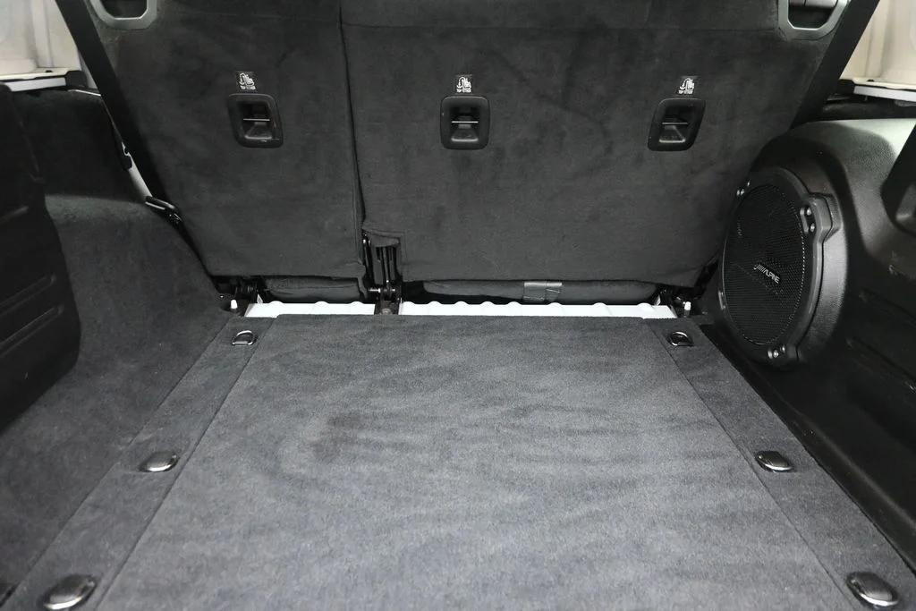 Used 2019 White Jeep Unlimited Sahara image 11