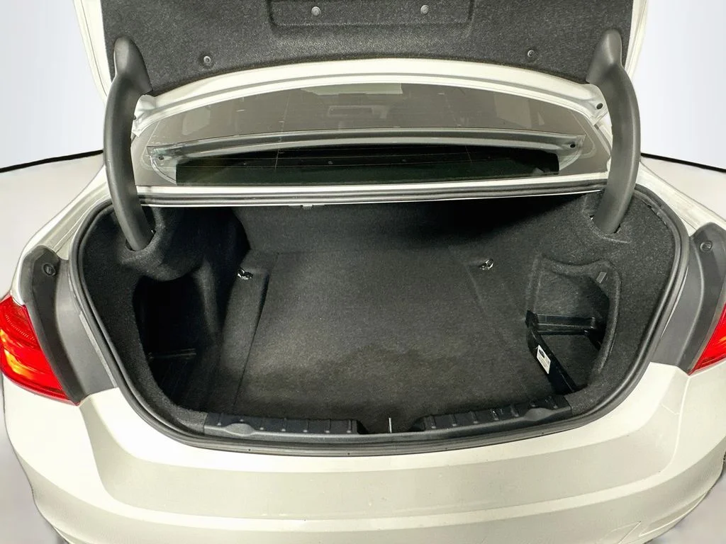 Used 2015 Alpine White BMW 320i image 24