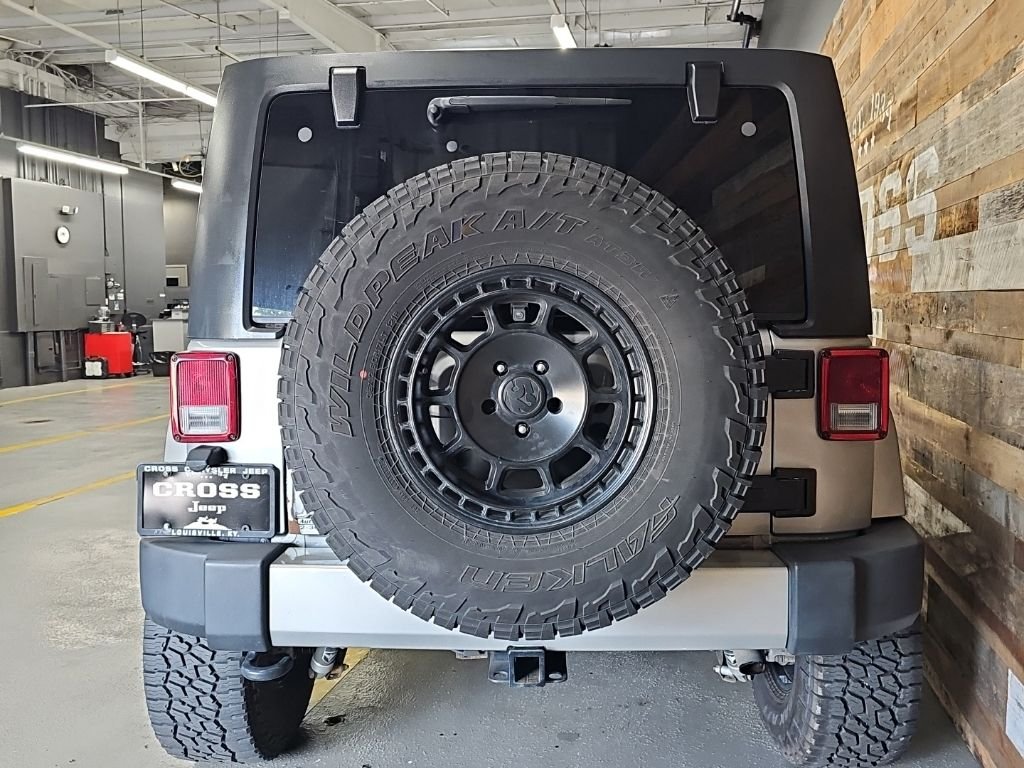 Used 2014 Billet Metallic Clearcoat Jeep Unlimited Sahara image 5