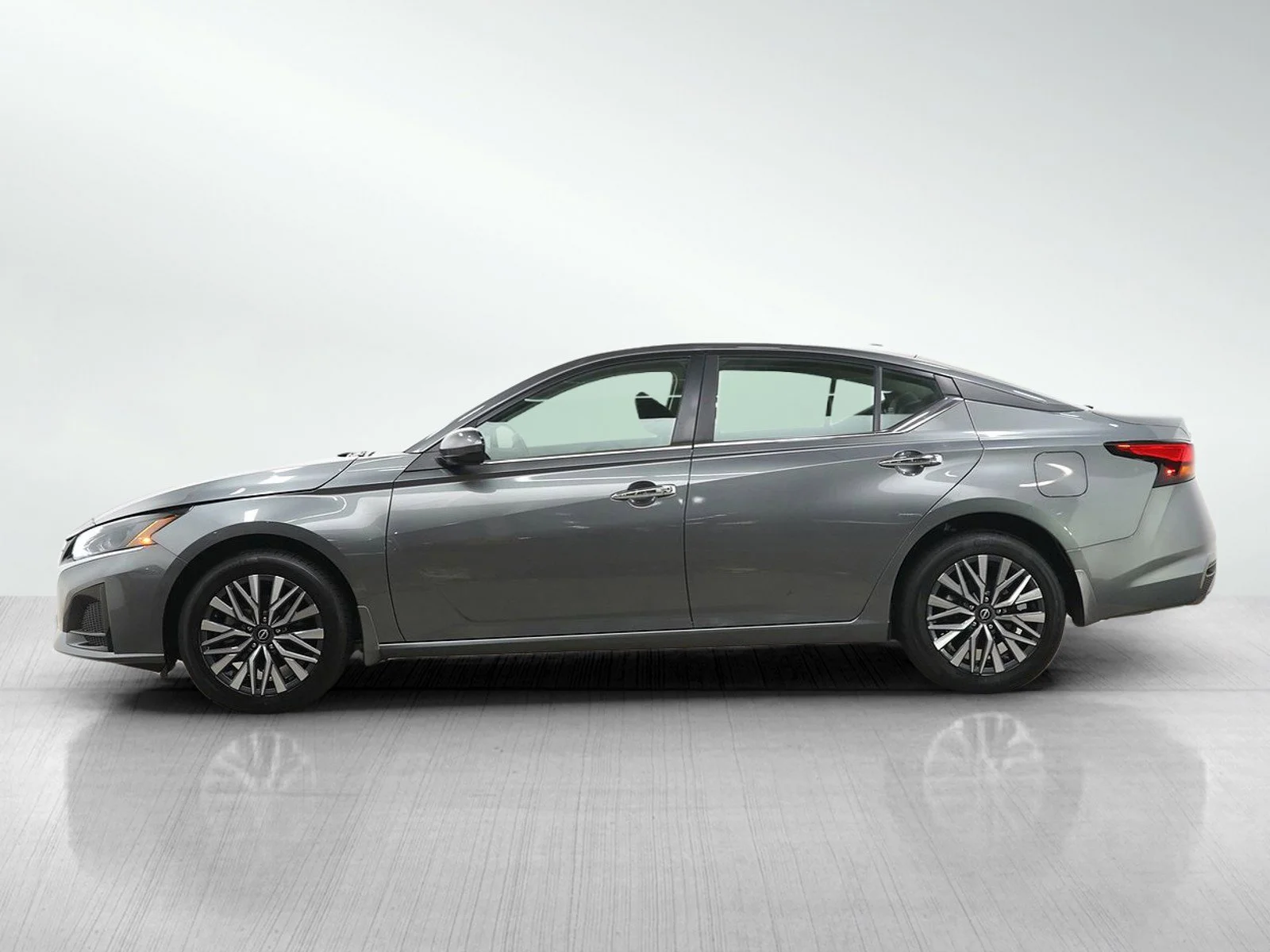 Certified 2023 Nissan Altima SV with VIN 1N4BL4DW6PN385475 for sale in Burnsville, Minnesota