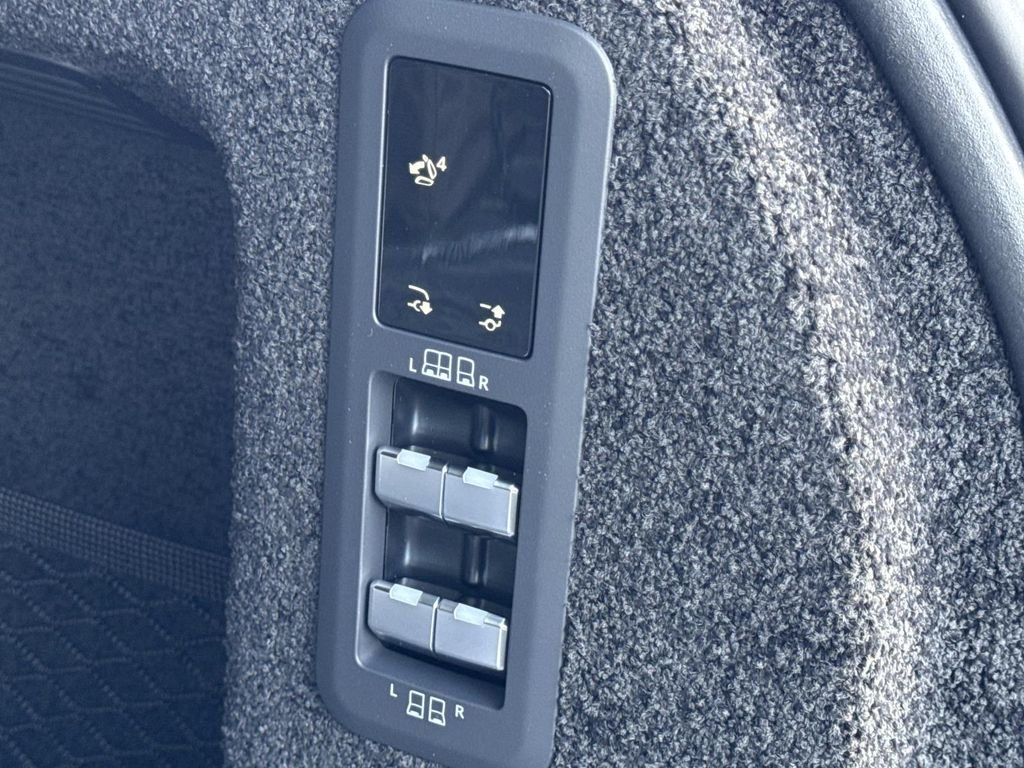 New 2026 Santorini Black Land Rover SE image 7