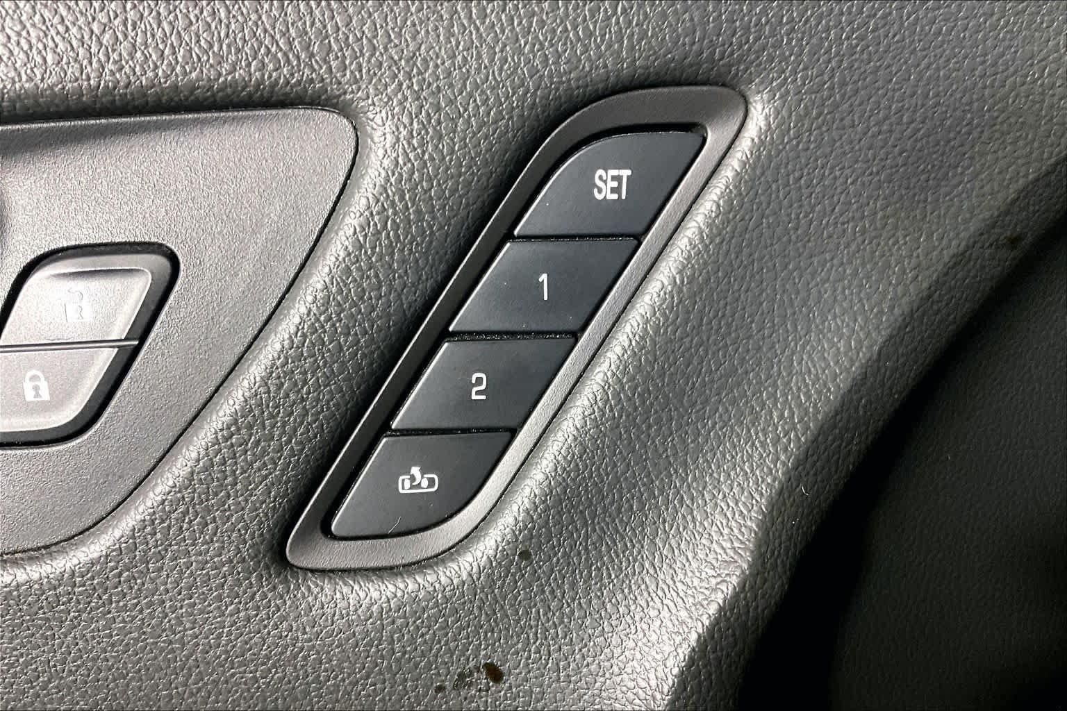 Used 2017 EBONY TWILIGHT METALLIC Buick Essence image 32