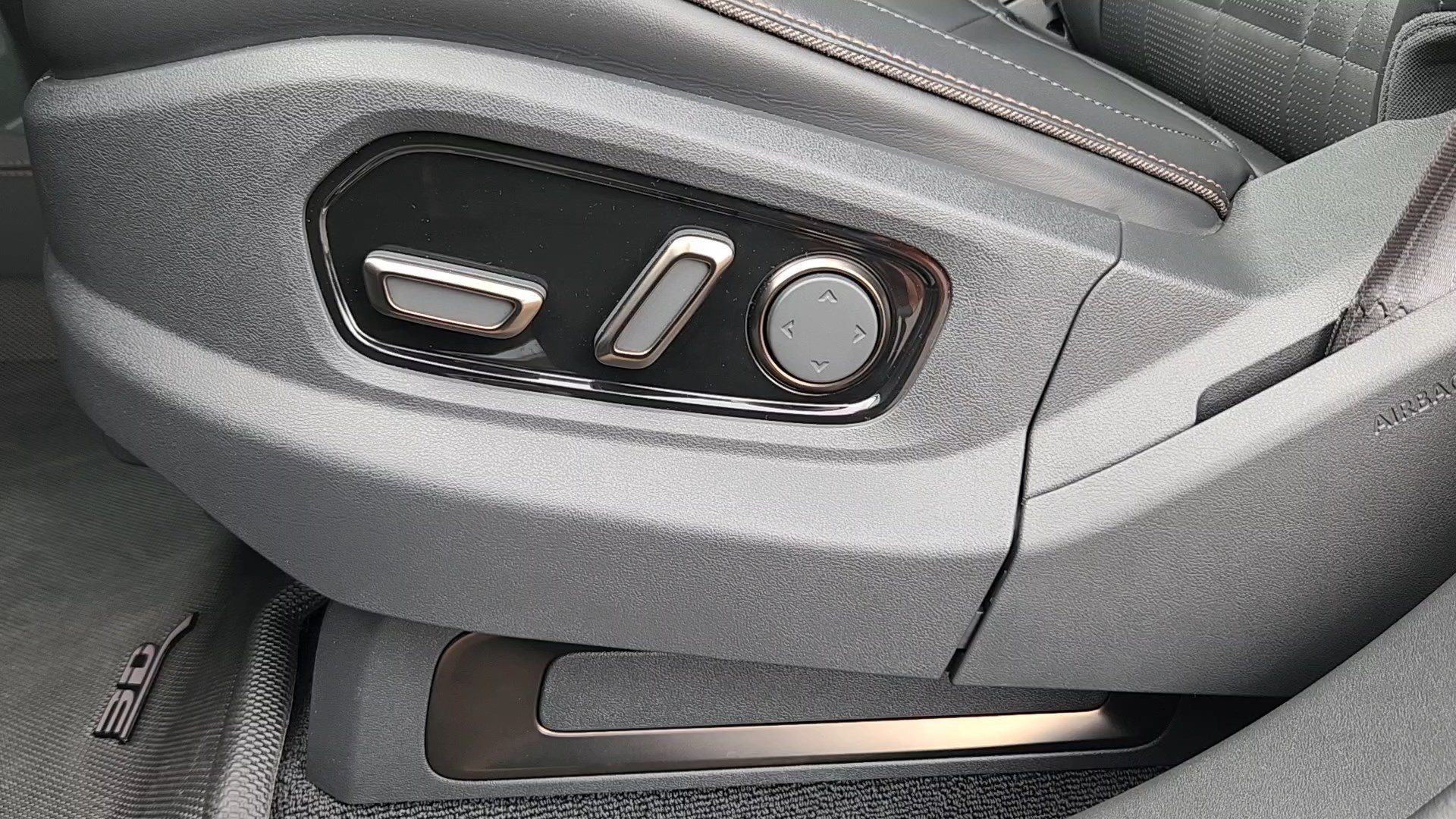 Used 2025 LA Silver Rivian Premium image 9