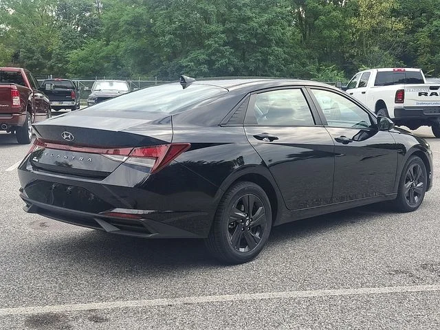 Used 2022 Black Hyundai SEL image 2