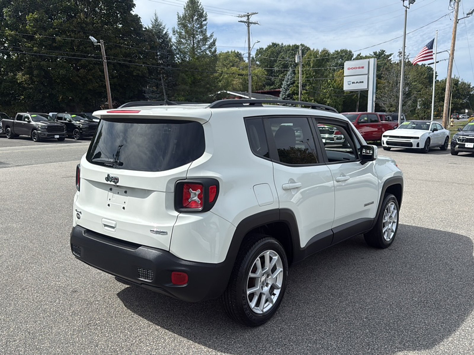 Certified Used 2020 Alpine White Clearcoat Jeep Latitude 4x4 image 5