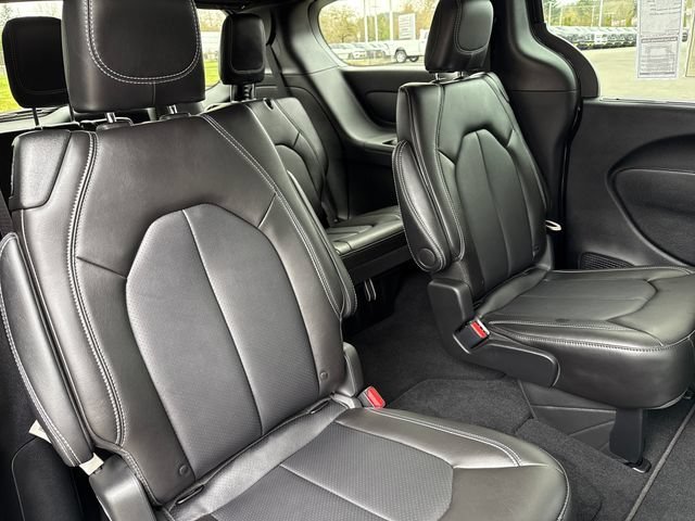 New 2026 Diamond Black Crystal Pearl-Coat Exterior Paint Chrysler Select image 22