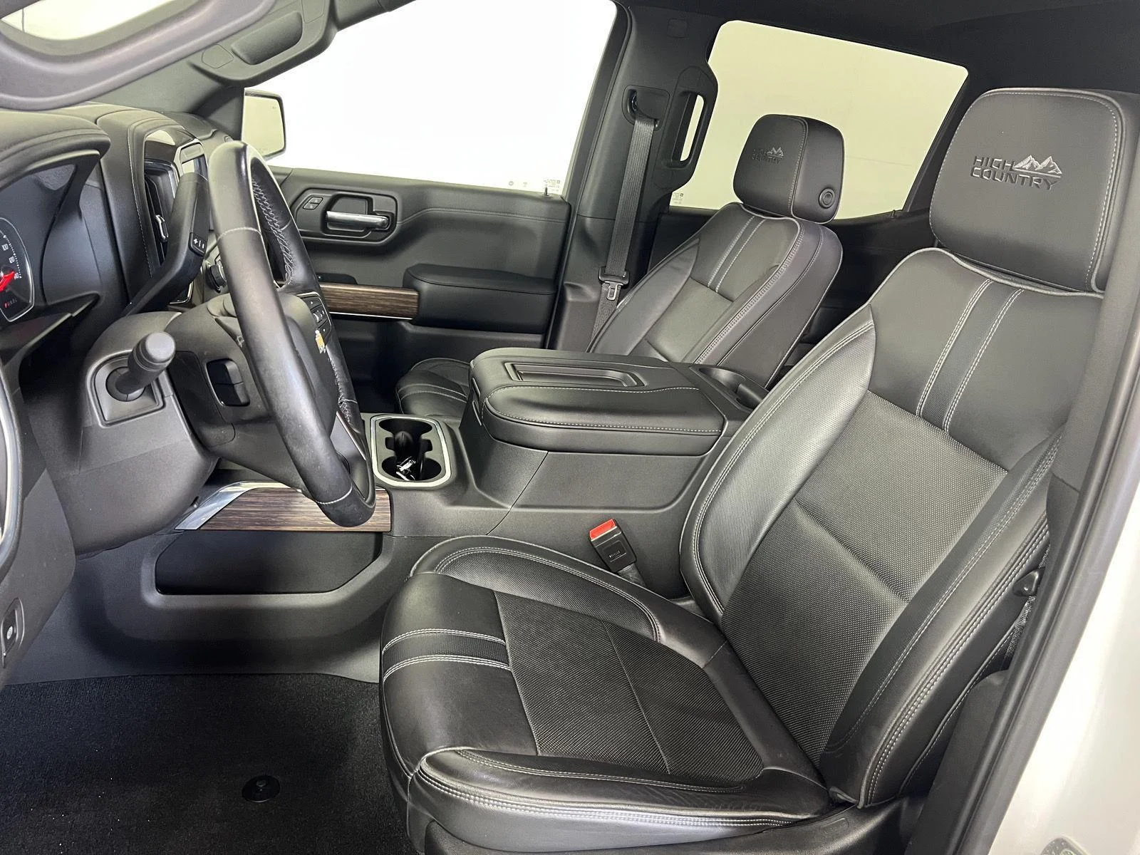 Used 2021 Pearl Chevrolet High Country image 4