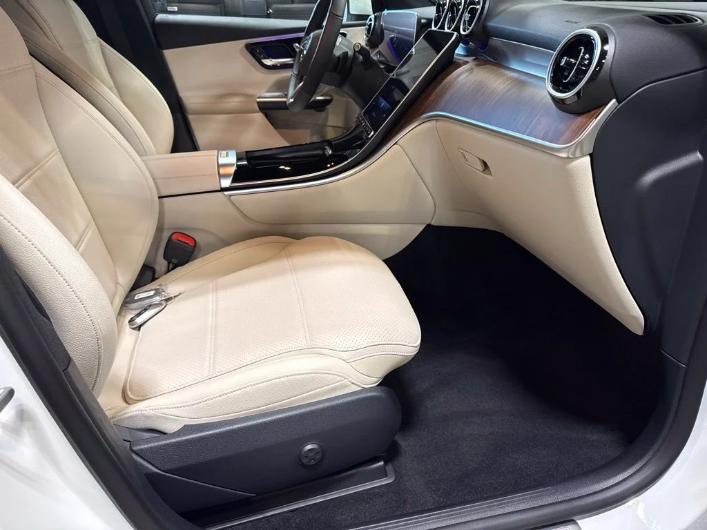 New 2027 Polar White Mercedes-Benz GLC 300 image 19