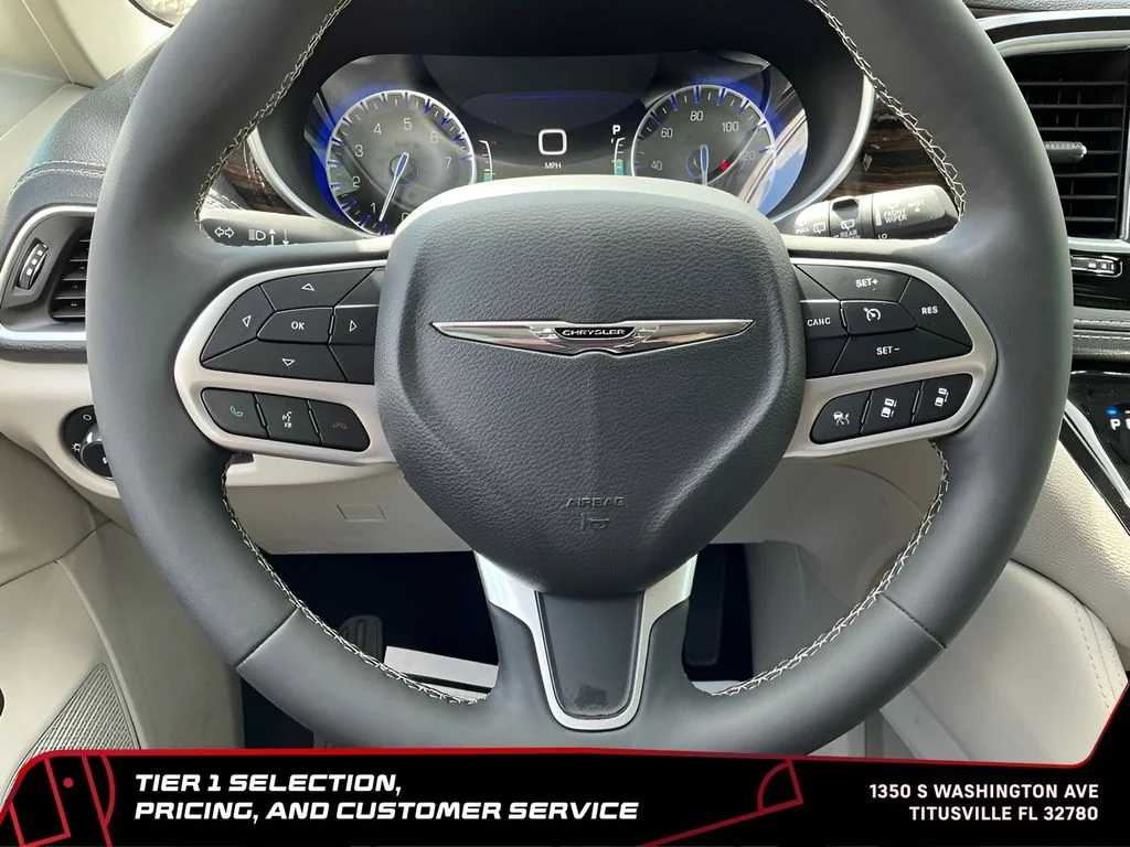 Used 2024 Silver Chrysler Limited image 29