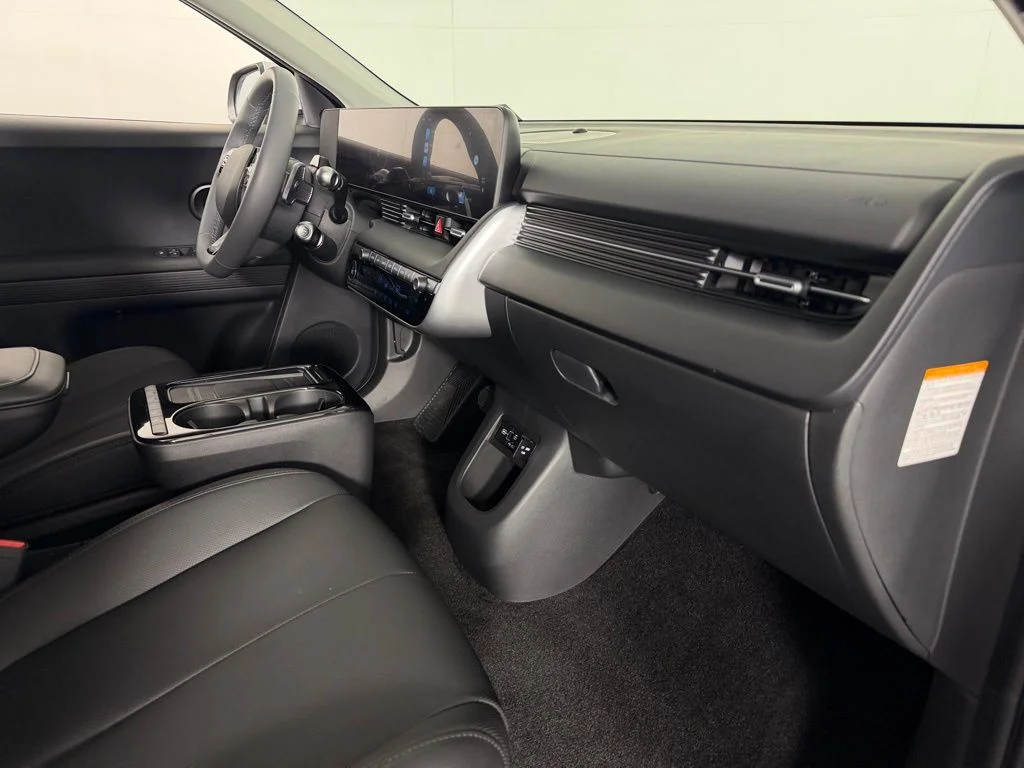 Used 2025 White Hyundai SEL image 32