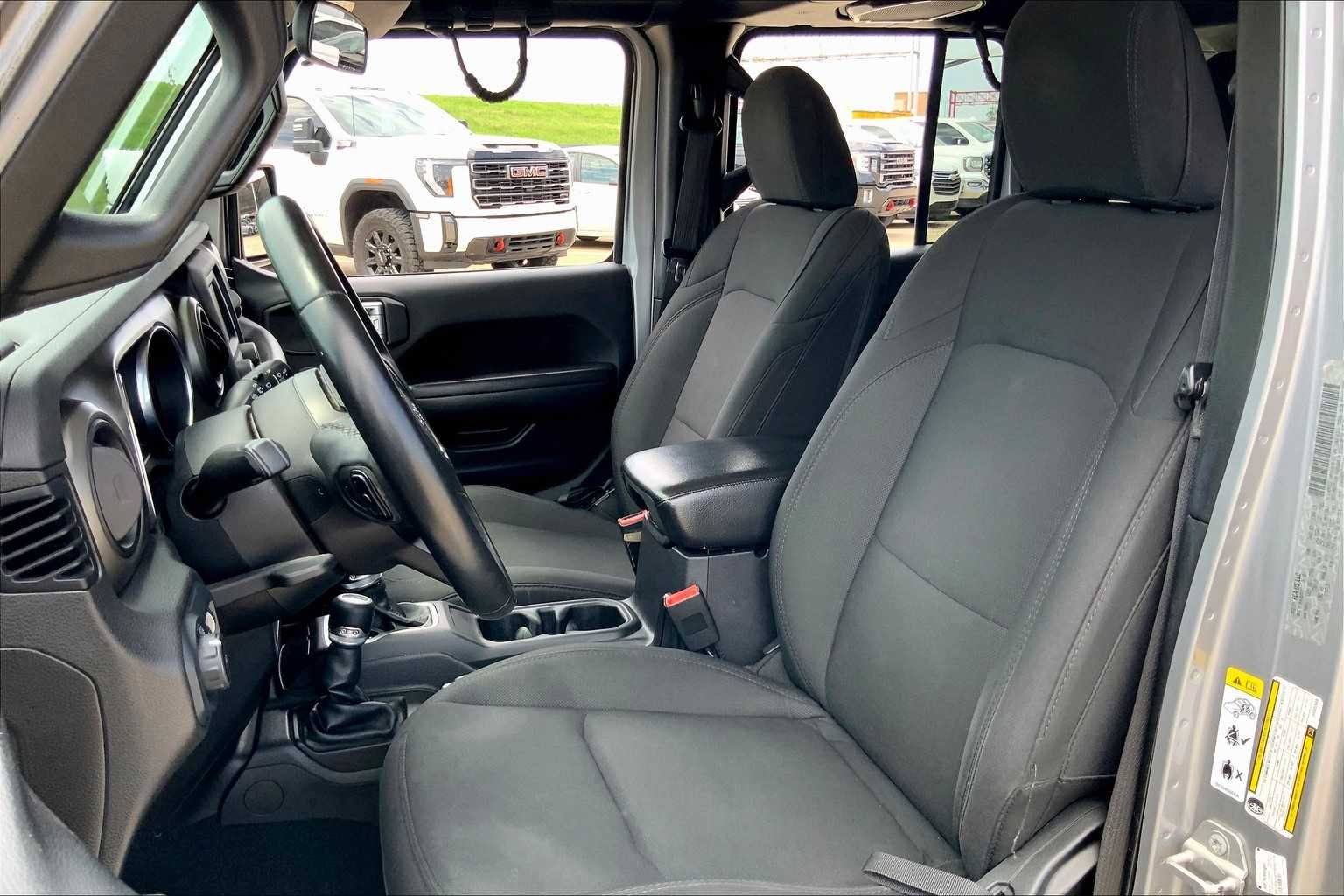 Used 2018 Billet Silver Metallic Clearcoat Jeep Sport S image 7