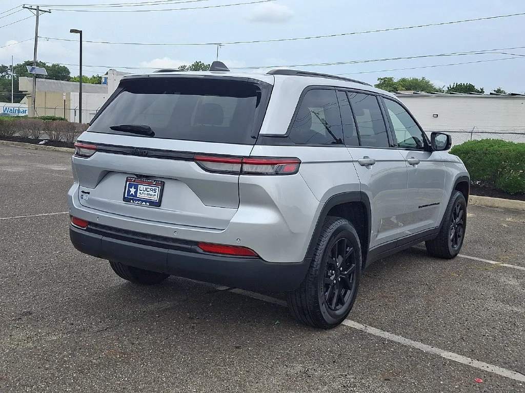 Used 2024 Silver Jeep Altitude X 4x4 image 11