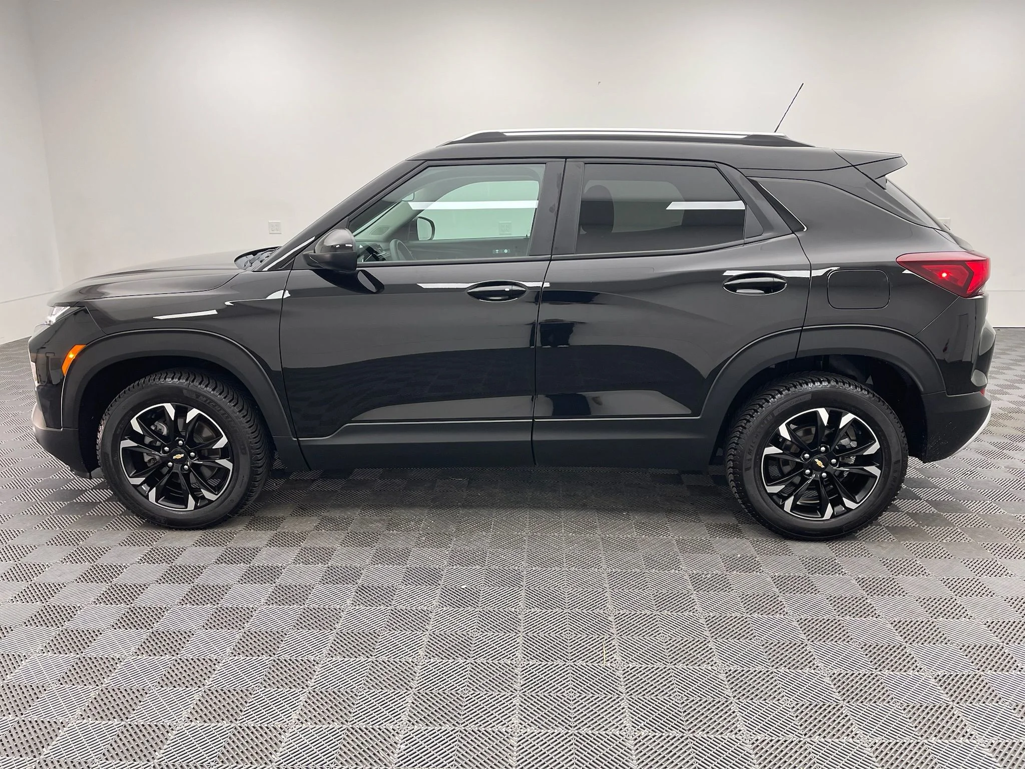 Used 2022 Mosaic Black Metallic Chevrolet LT image 10