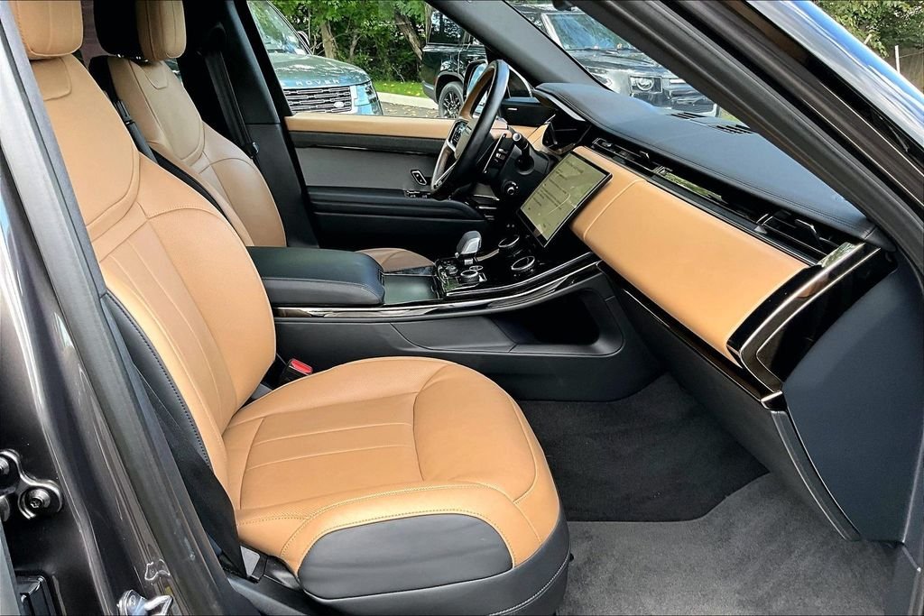 Used 2023  Land Rover SE Dynamic image 7