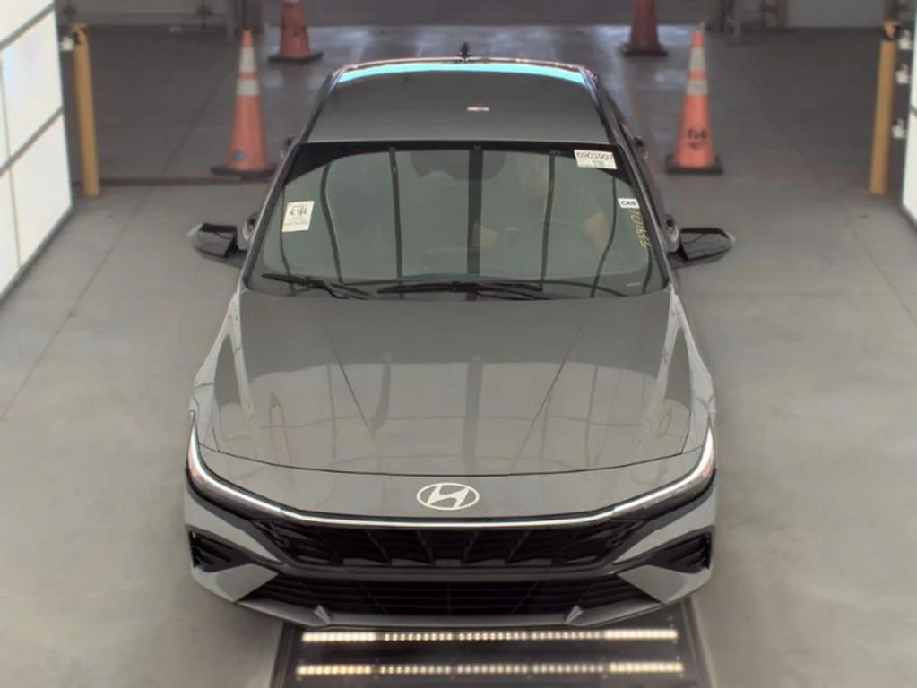 Used 2025 Silver Hyundai SEL Sport image 2