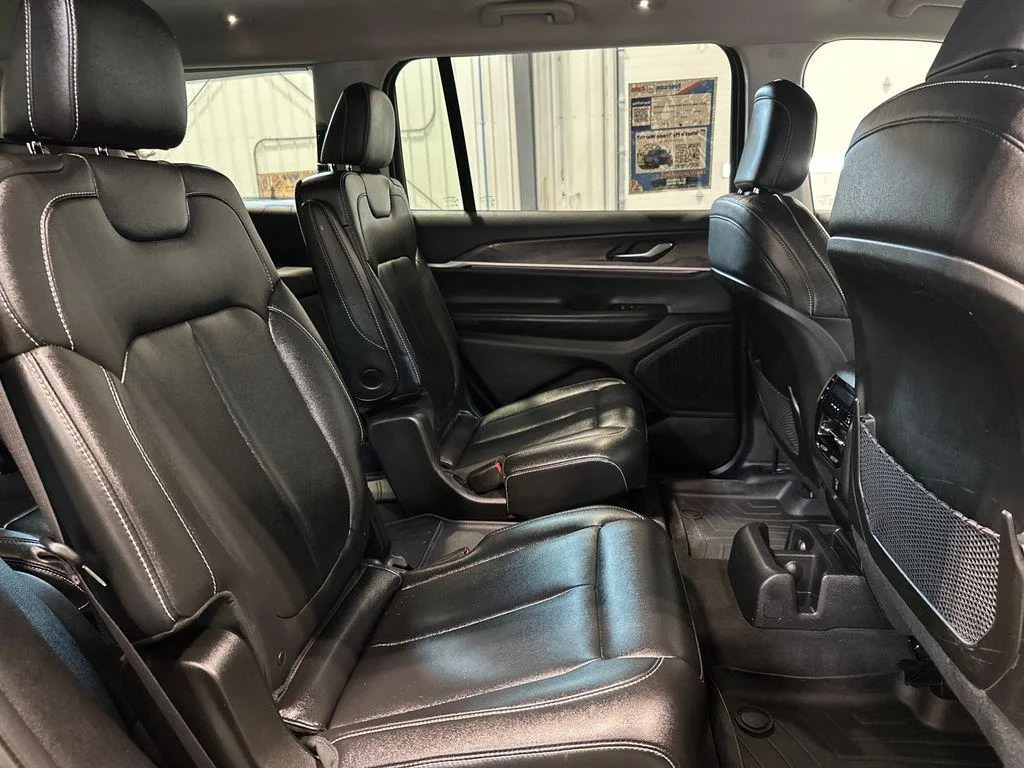 Used 2023 Diamond Black Crystal Pearlcoat Jeep Limited image 33