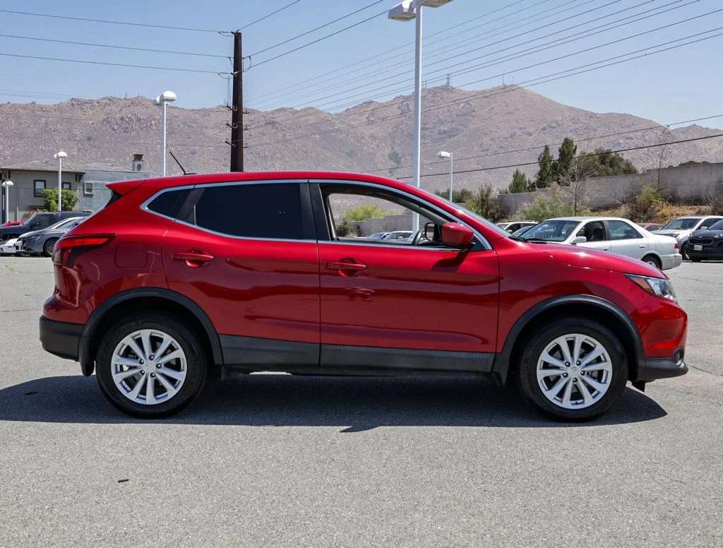 Used 2018 Red Nissan S image 2
