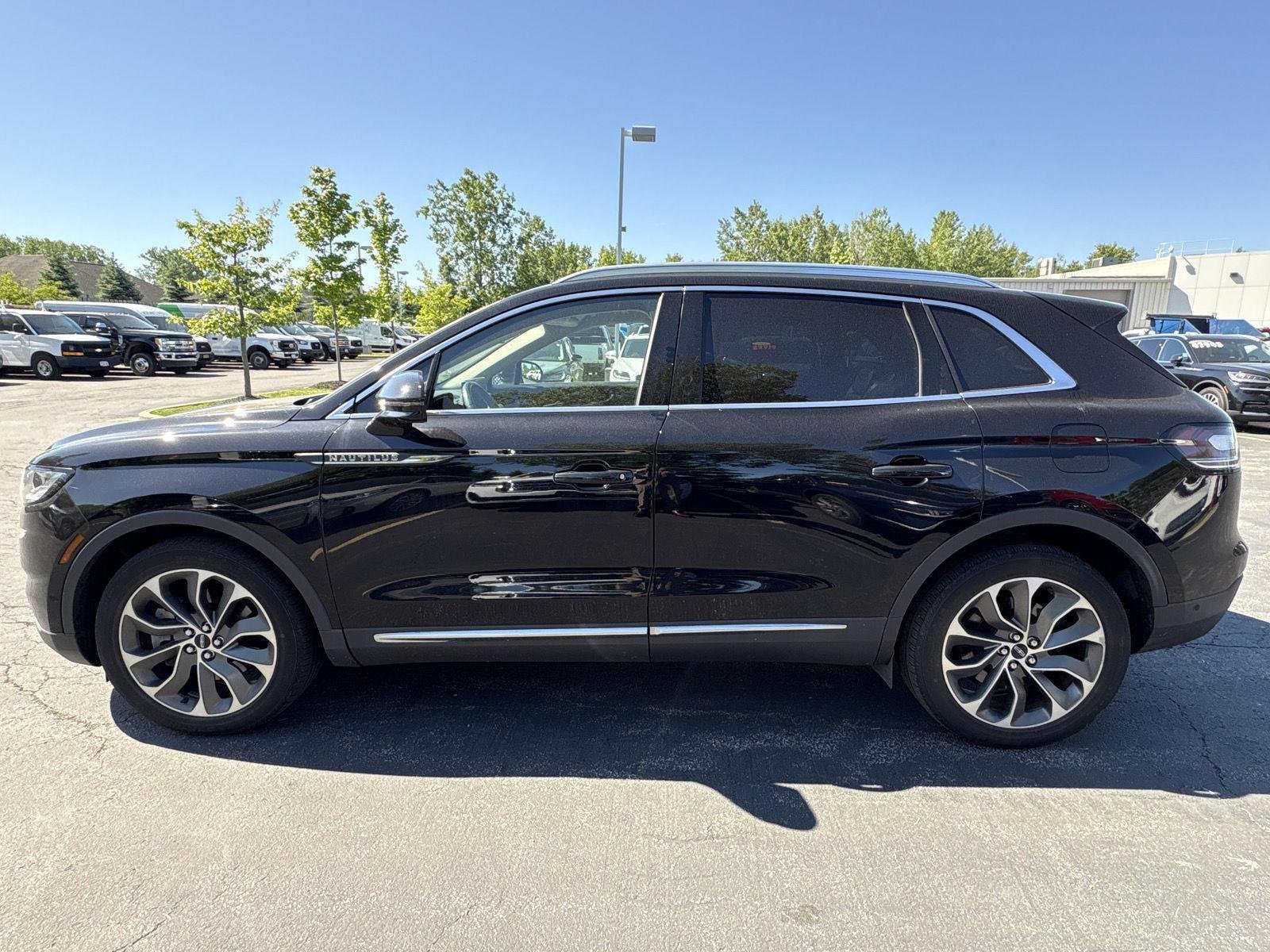 Used 2023 Infinite Black Metallic Clearcoat Lincoln Reserve image 4