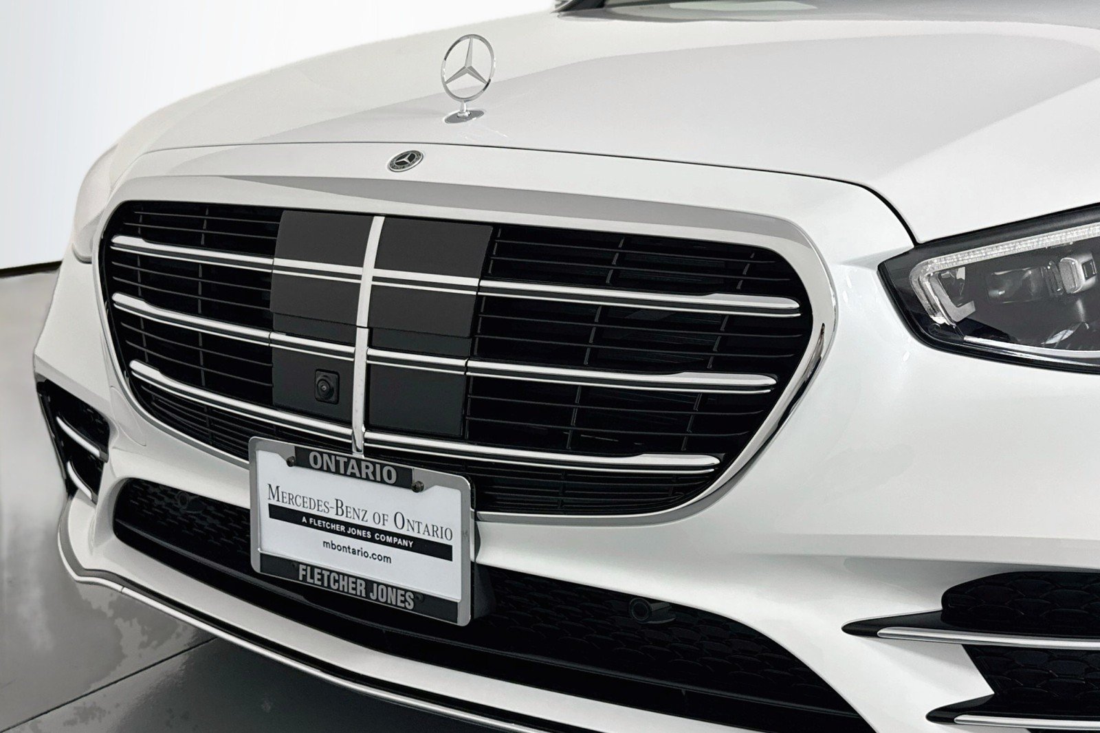 New 2026 MANUFAKTUR Moonlight White Metal Mercedes-Benz S 580e 4MATIC® Sedan image 12