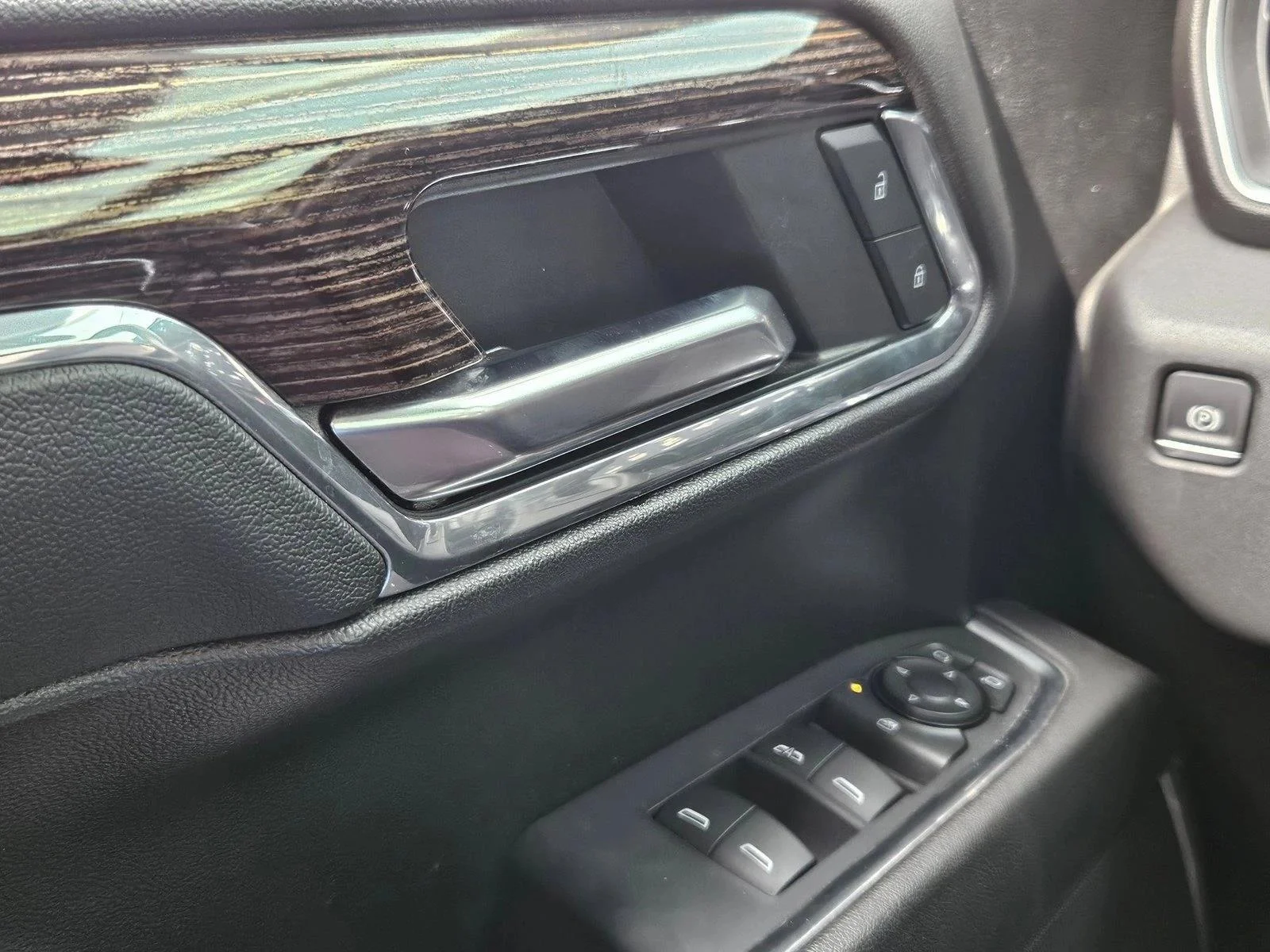 Used 2024 Onyx Black GMC Elevation image 18