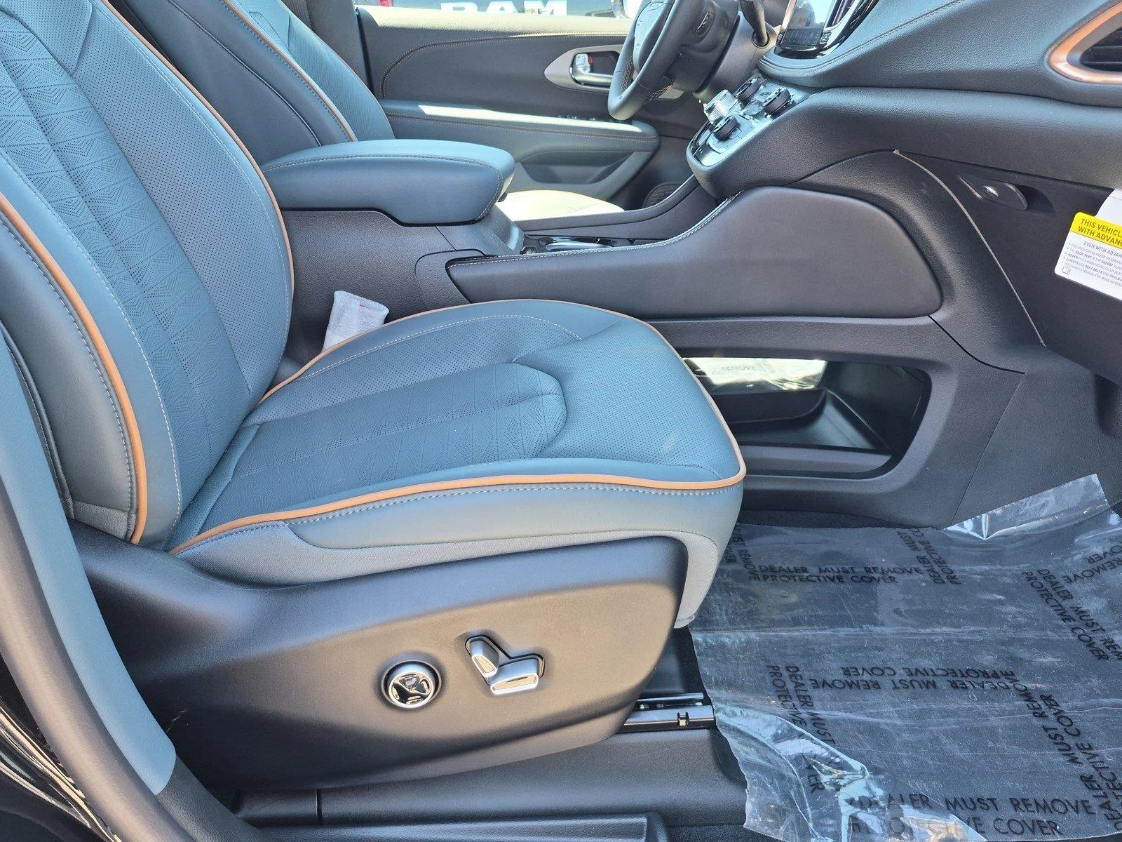 New 2027 Diamond Black Crystal Pearl-Coat Exterior Paint Chrysler Pinnacle image 10