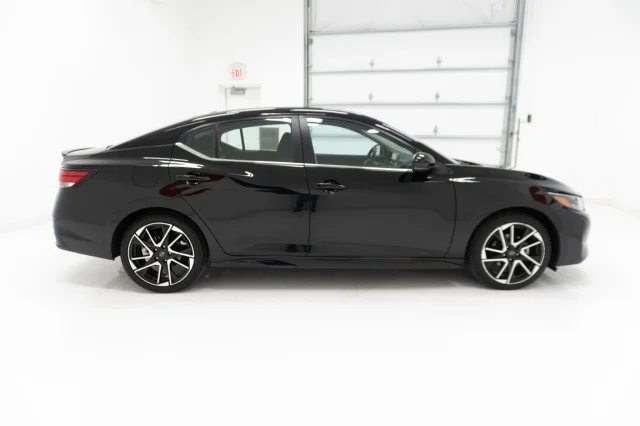 Used 2025 Super Black Nissan SR image 4