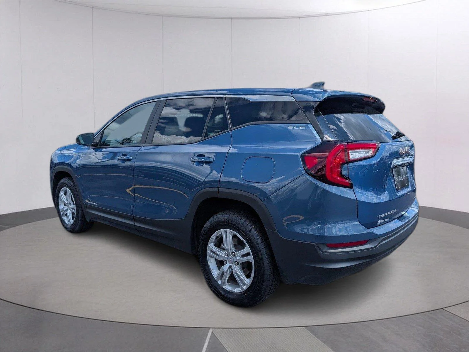 Used 2024 Downpour Metallic GMC SLE image 5