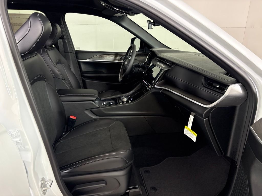 New 2026 Bright White Clear-Coat Exterior Paint Jeep Altitude image 15