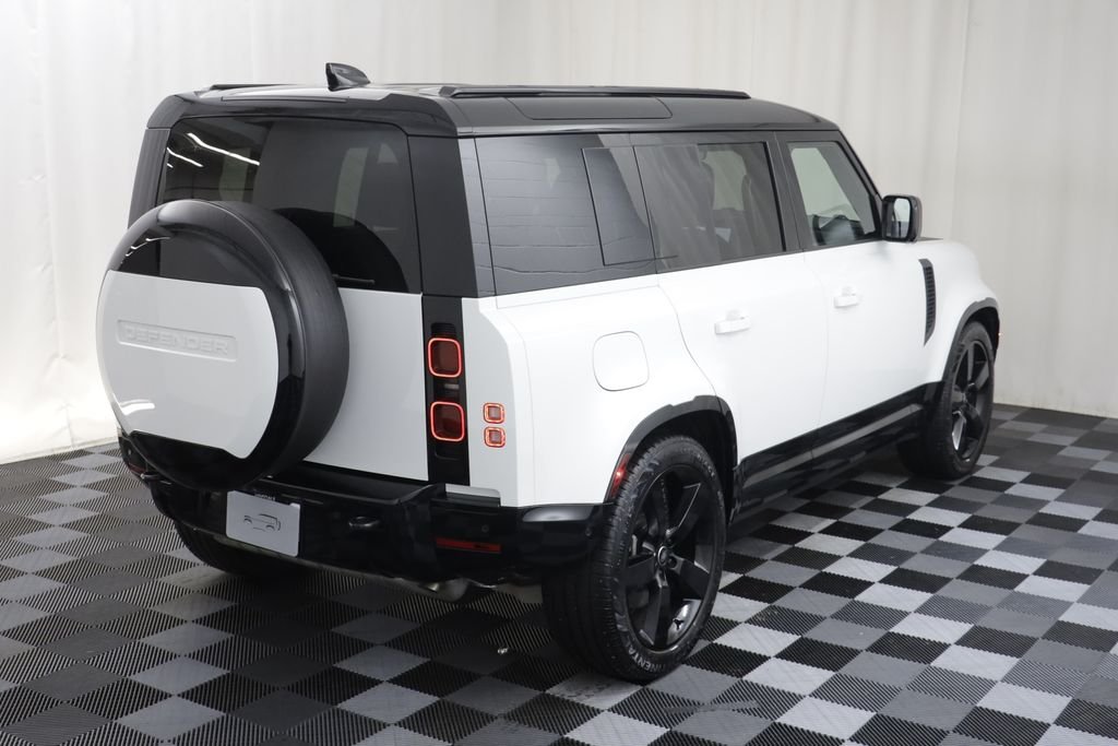 Used 2025 White Land Rover X-Dynamic SE image 19