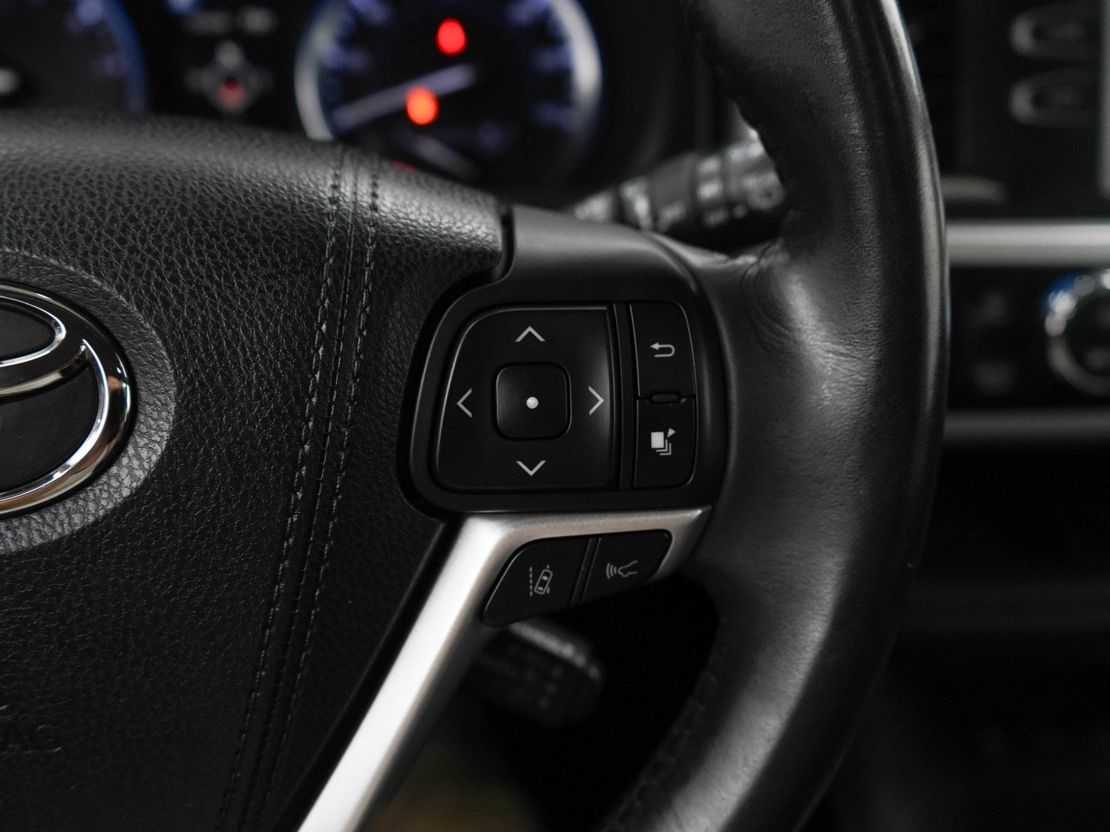 Used 2018 Blizzard Pearl Toyota Xle image 27