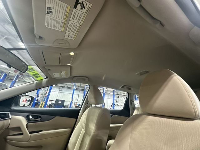 Used 2015 Glacier White Nissan S image 20