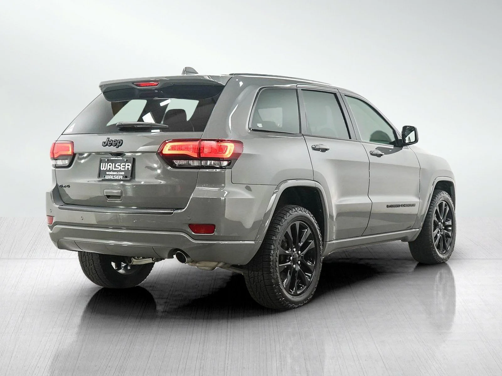 Used 2022 Sting-Gray Clearcoat Jeep Laredo X image 5