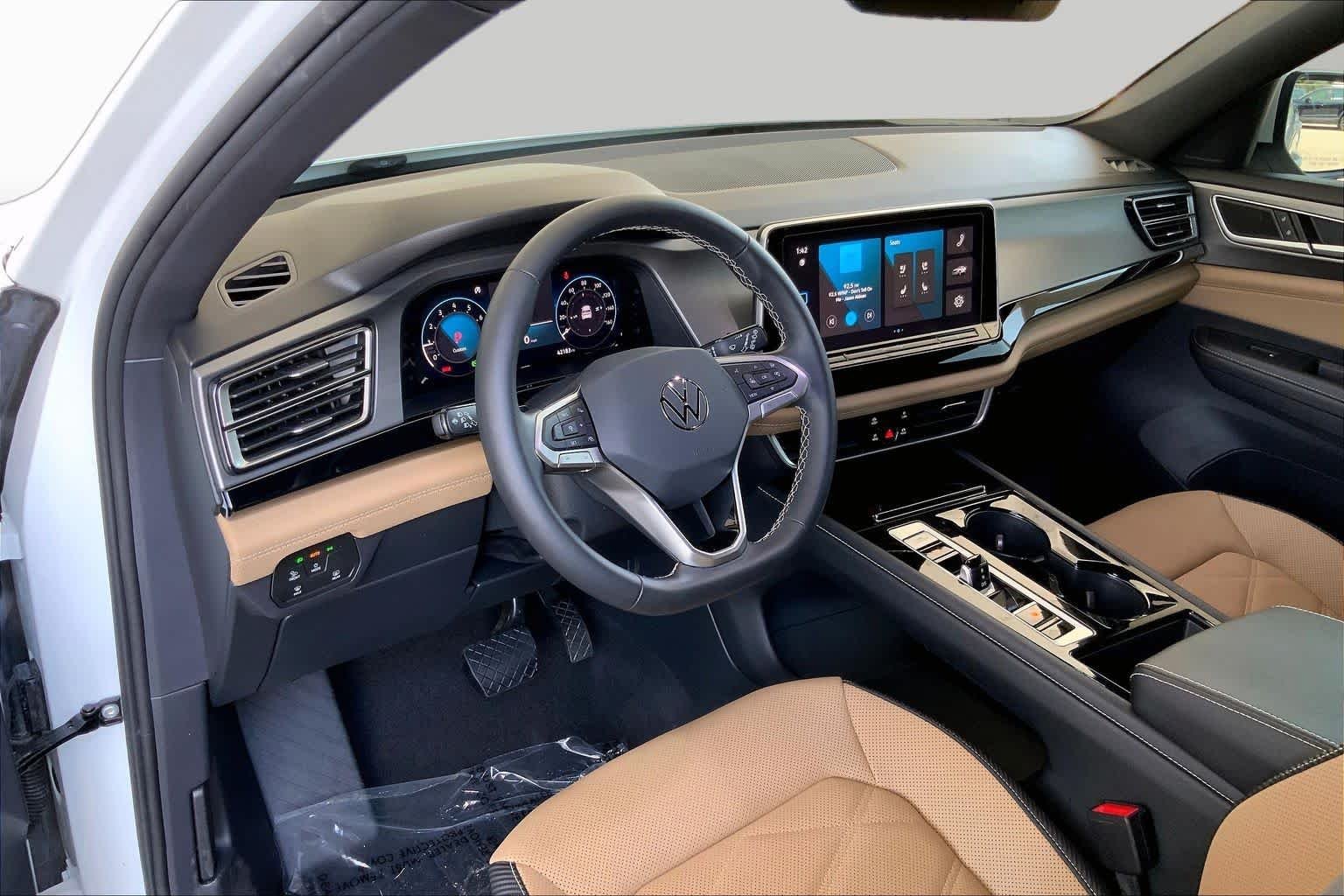 Used 2024 Pure White Volkswagen 2.0T SE w/Technology image 18