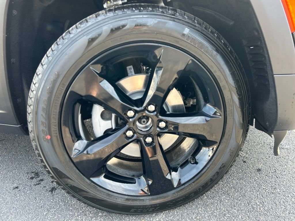 New 2026 Diamond Black Crystal Pearl-Coat Exterior Paint Jeep Limited image 10