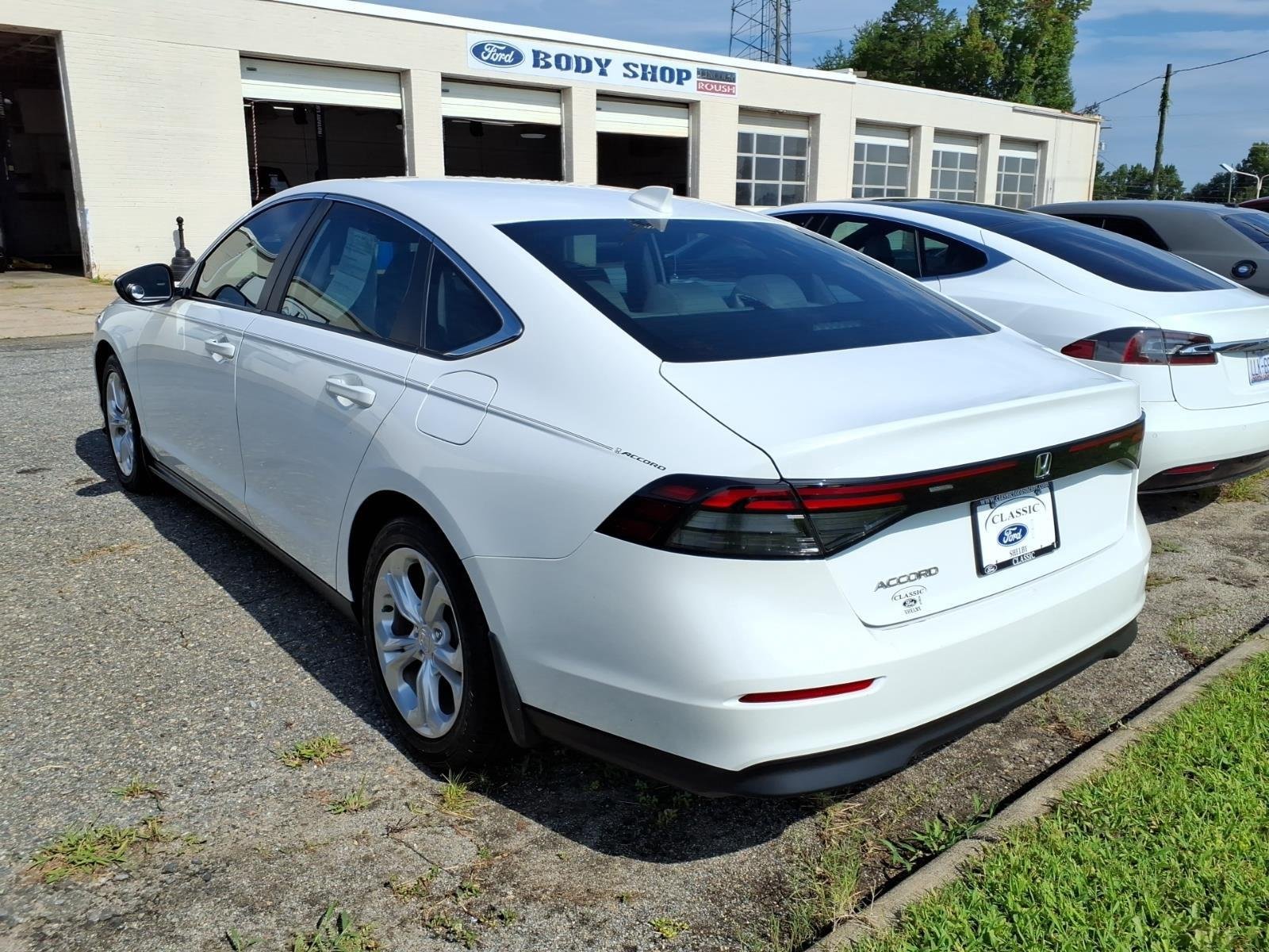 Used 2023 Platinum White Pearl Honda LX image 4