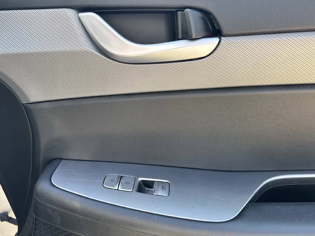 Used 2025 Silver Hyundai SEL image 27