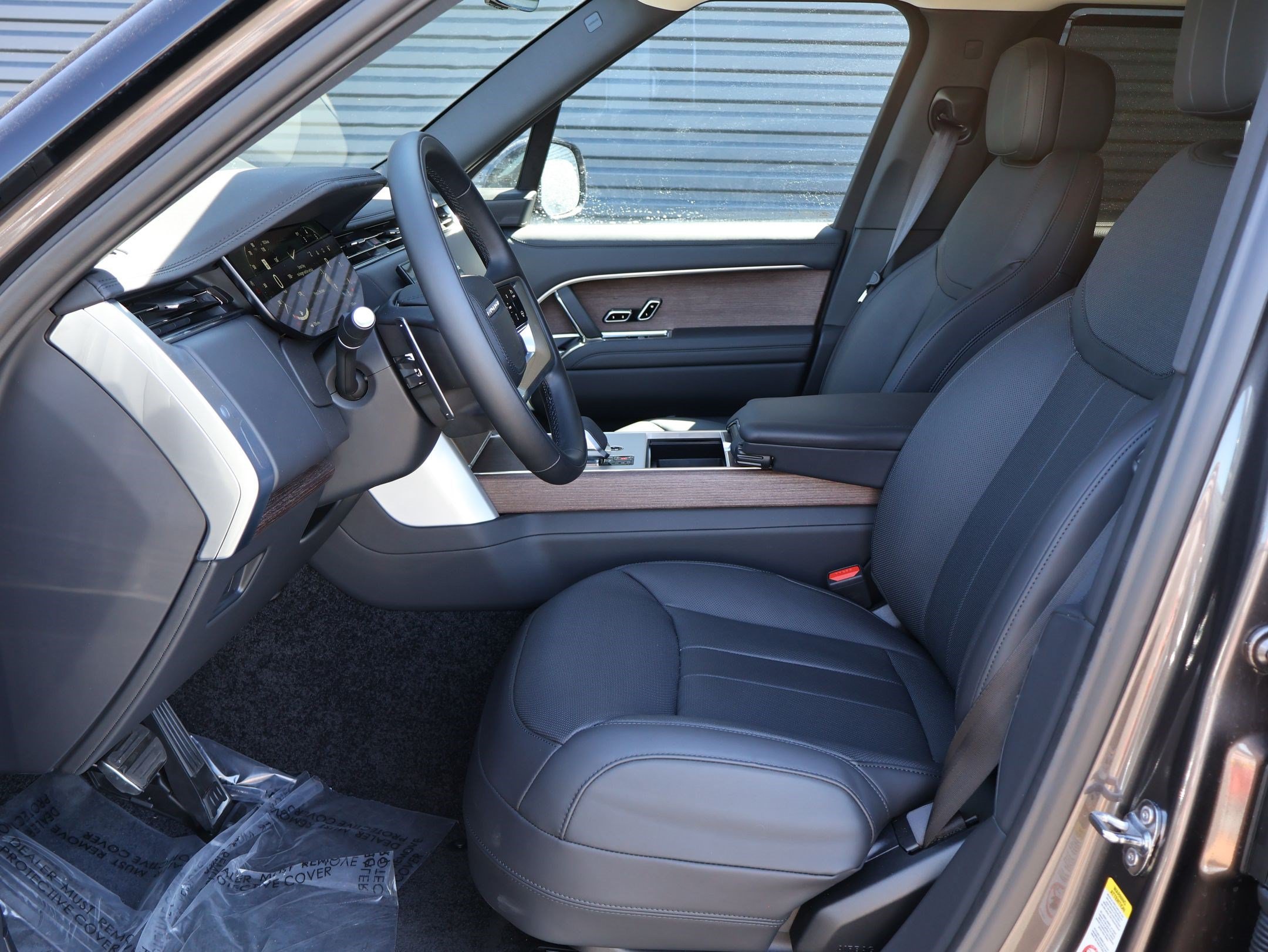 Used 2025 Eiger Grey Metallic Land Rover SE image 5