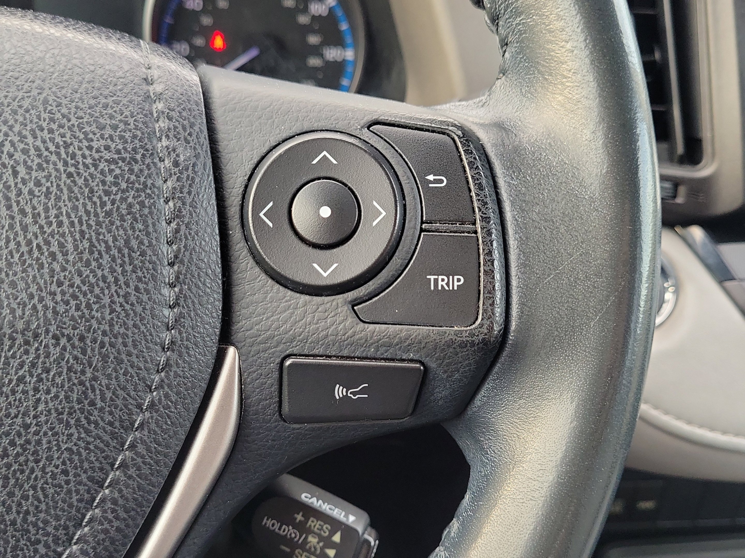 Used 2018 Pearl Toyota XLE image 23