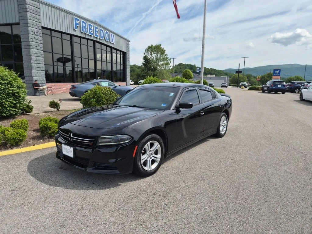 2016 Dodge Charger SE's photo
