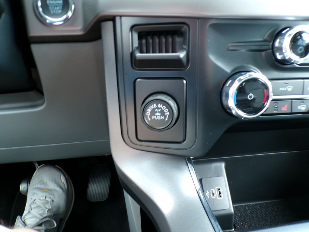 New 2026 Oxford White Ford XLT image 18