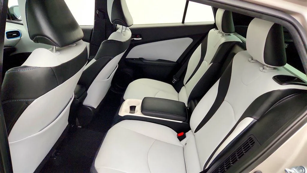 Used 2018 Titanium Glow Toyota Advanced image 20