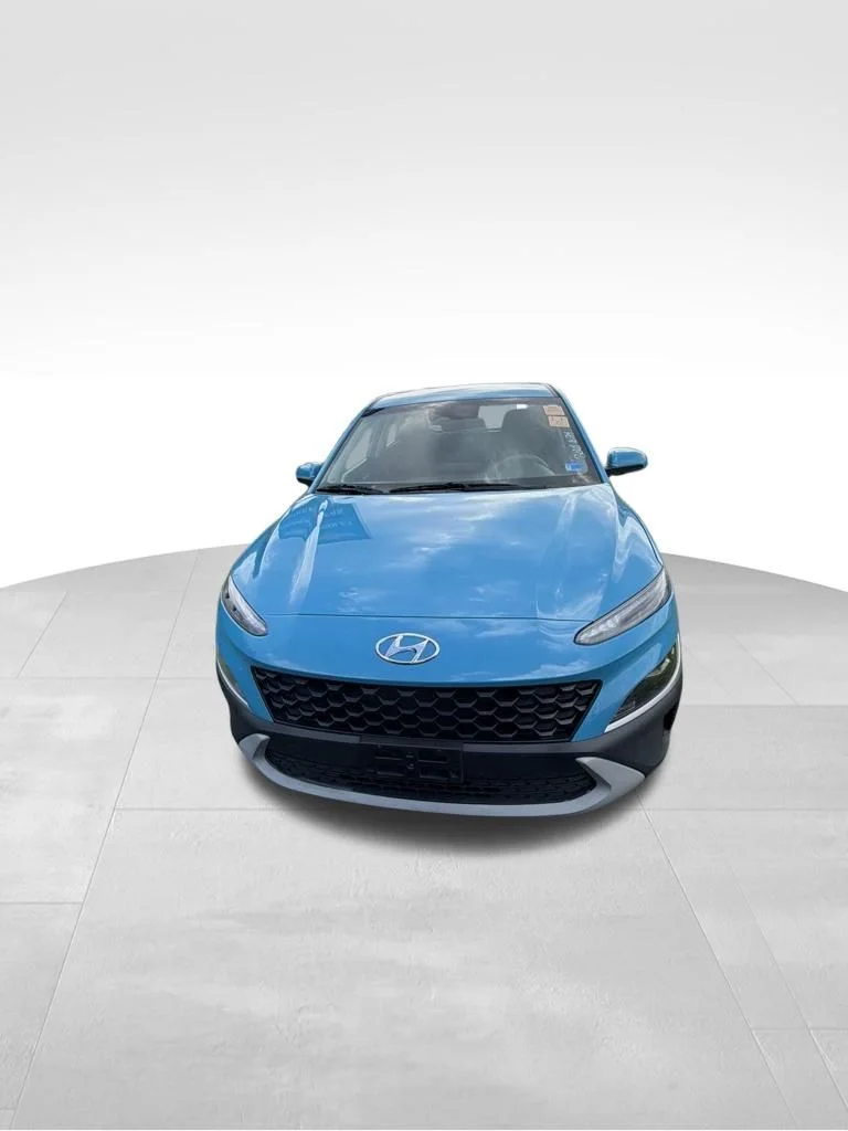 Used 2023 Green Hyundai SE image 2