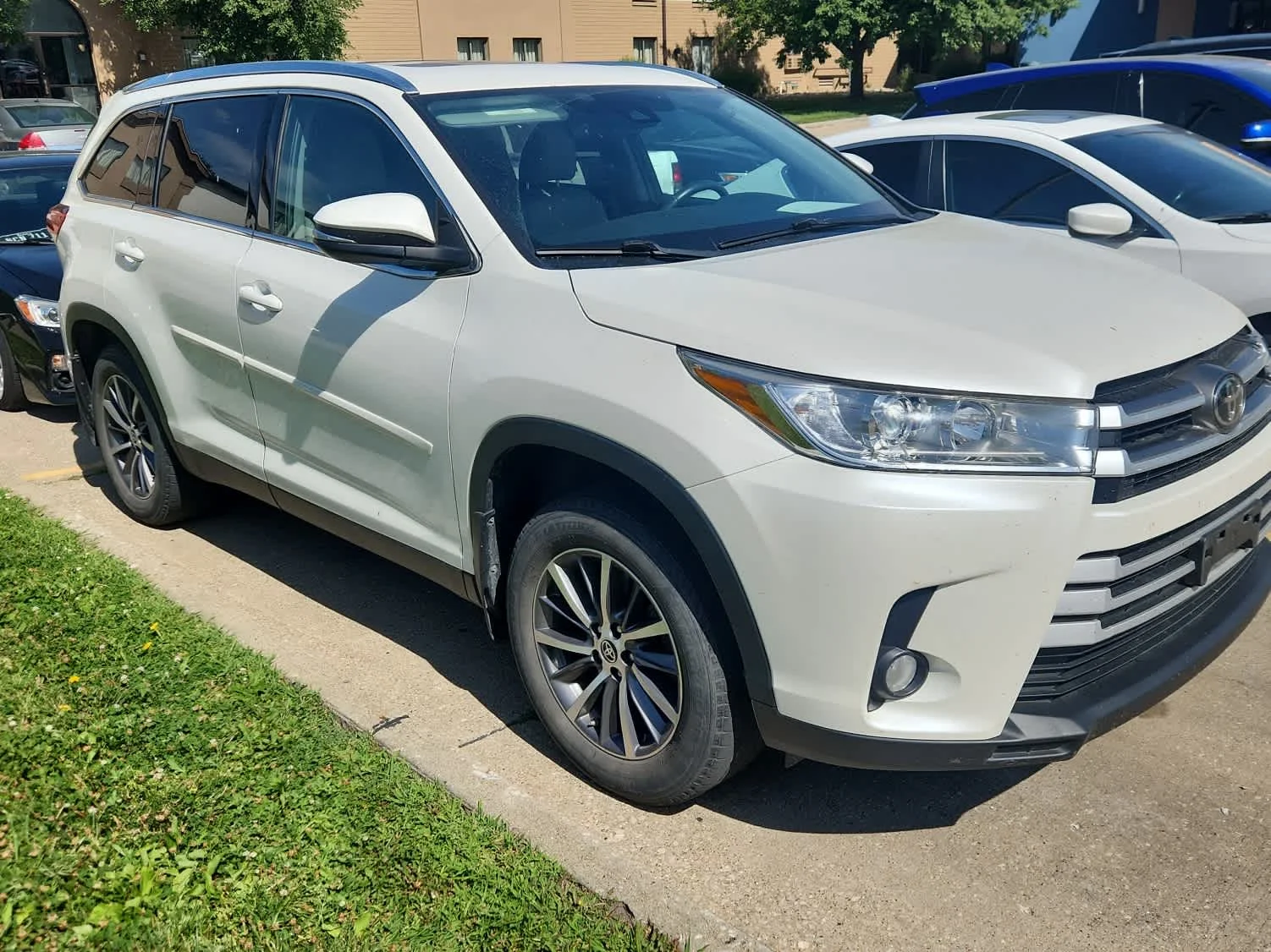 Used 2019 Blizzard Pearl Toyota XLE image 3