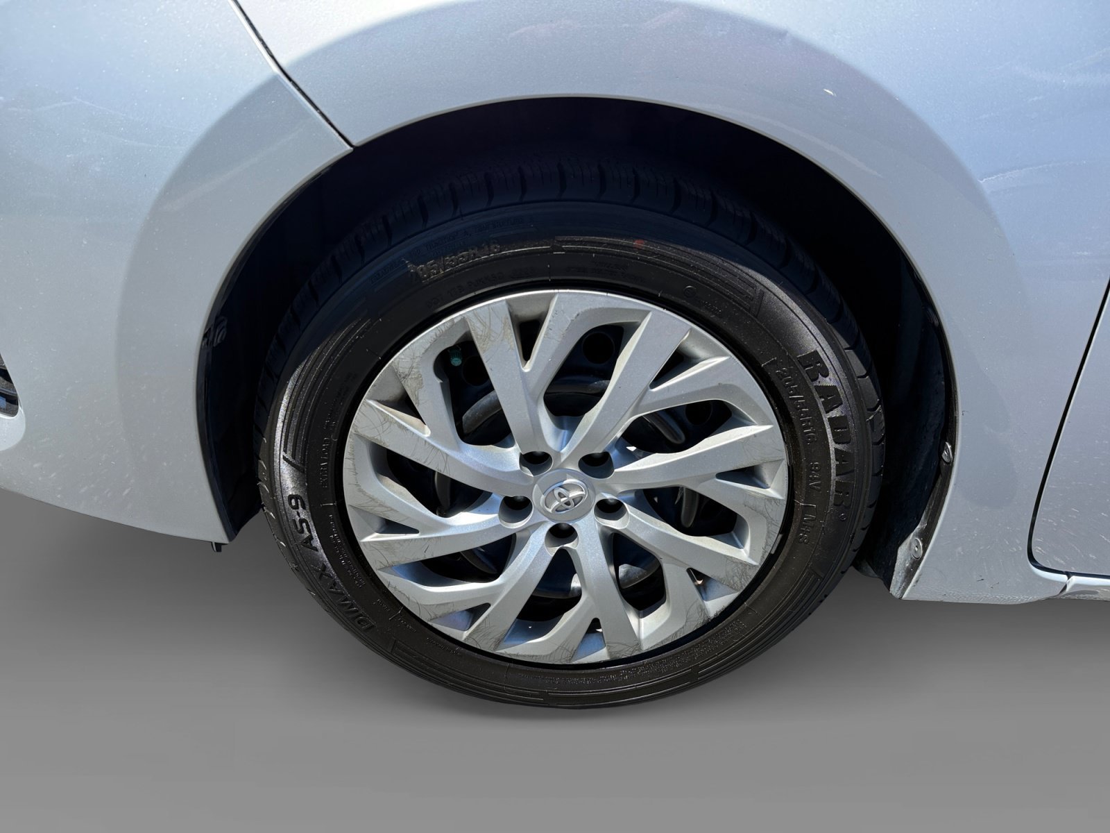 Used 2018 Classic Silver Metallic Toyota LE image 9