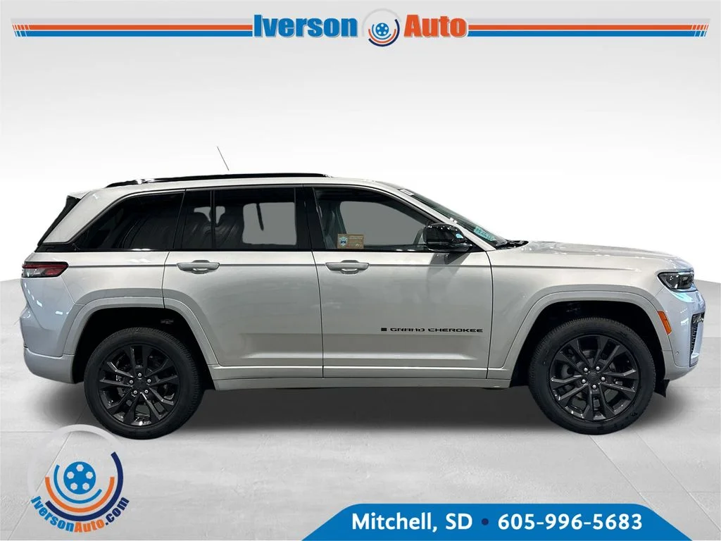 New 2026 Silver Zynith Exterior Paint Jeep Limited Reserve image 8